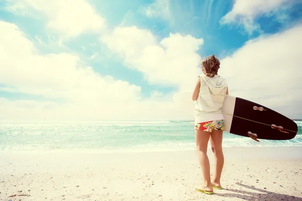 Surfista menina na praia — Fotografia de Stock