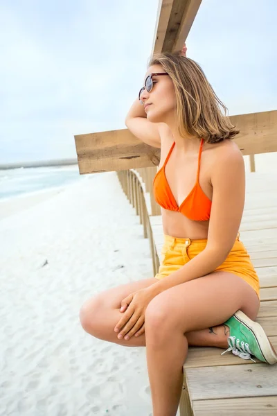 Ritratto ragazza sulla spiaggia — Foto Stock