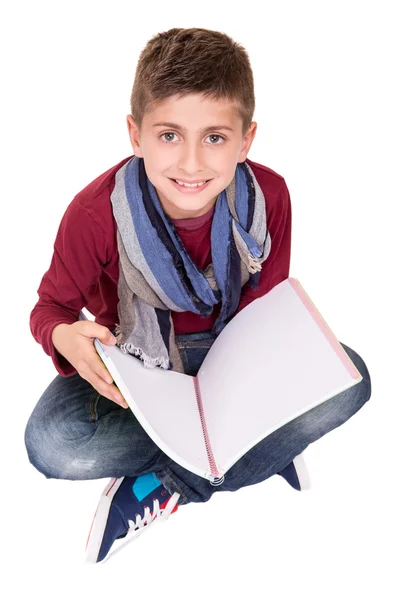 Menino segurando um caderno de esboços — Fotografia de Stock