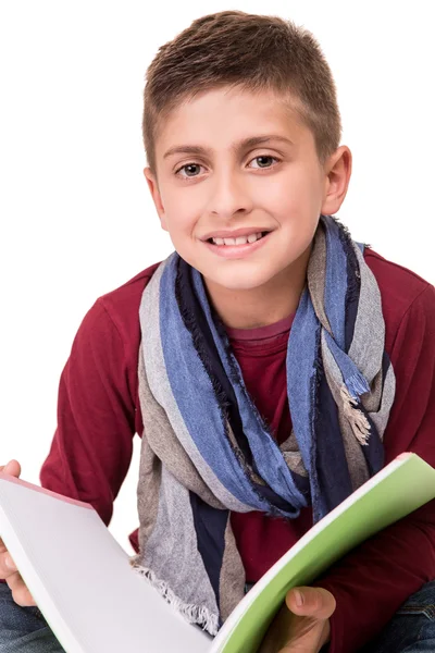 Jongen houden een schetsboek — Stockfoto