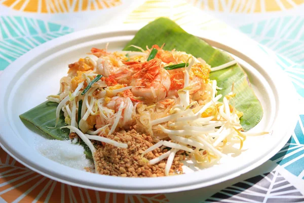 Тайский Стиль Питания Pad Thai Помещены Банановые Листья Использовать Бумажные — стоковое фото