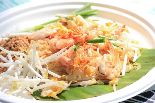 Тайский Стиль Питания Pad Thai Помещены Банановые Листья Использовать Бумажные — стоковое фото