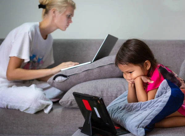 Mamma Arbetar Online Hemma Medan Hennes Barn Tittar — Stockfoto