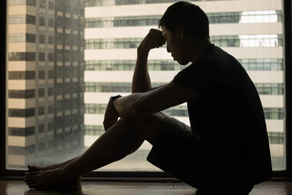 Homem Infeliz Sentado Casa Sozinho Seu Apartamento Olhando Pela Janela — Fotografia de Stock