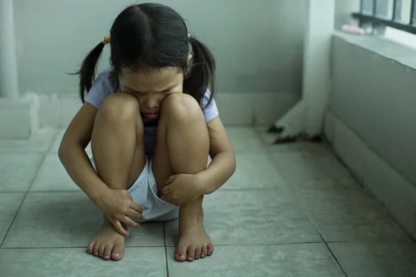 一个情绪低落的小孩坐在阳台的房间里 蜷缩着 很伤心 虐待儿童 — 图库照片