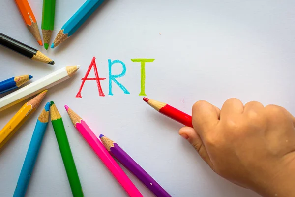 Niño Pequeño Que Escribe Palabra Arte Papel Blanco Con Plantillas — Foto de Stock