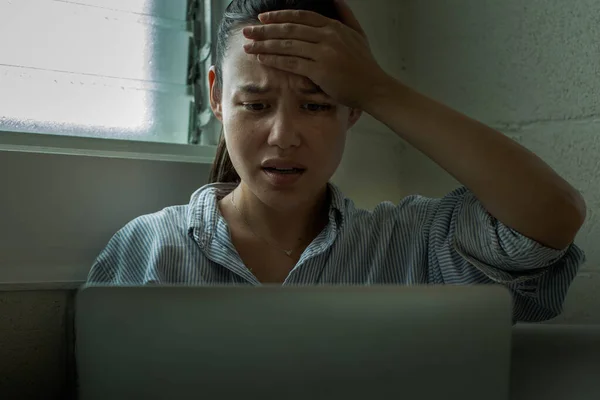 Женщина Сидящая Дома Проверяющая Свой Компьютер Интернете Потрясена Плохими Новостями Стоковое Изображение