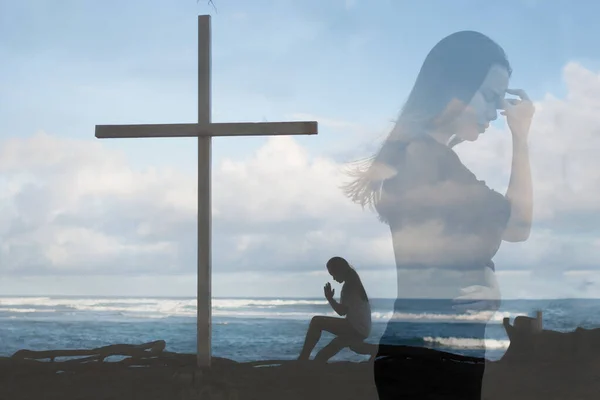 Przygnębiona Kobieta Walczy Modli Się Boga Jezusa Pomoc Wskazówki Zdjęcia Stockowe bez tantiem