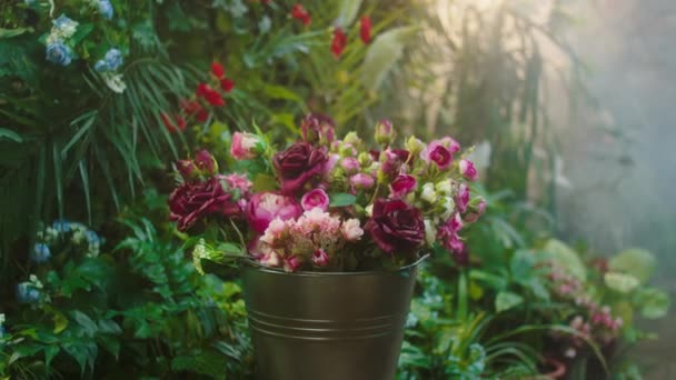 Primer plano de la cámara retrato de un ramo de flores en el moderno de la tienda de flores muy diversa — Vídeos de Stock