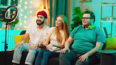 Dans eden ve eğlenen güzel bayan ve iki adam sosyal medya etkileriyle bir sosyal medya hesabı için bir video hazırlıyorlar.