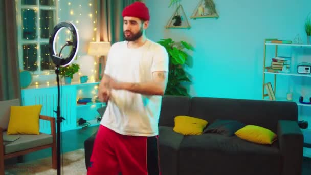 A nappaliban vonzó táncos férfi befolyásoló vicces videót készít a közösségi média fiók felvétel videó okostelefon — Stock videók