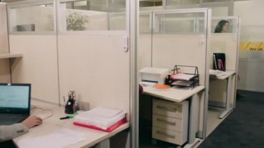Sabah ofis asistanı uzun kıvırcık saçlı bayan biraz kahve al ve iş arkadaşına götür.