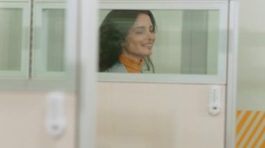 Harika bir kadın ofis müdürü sabah ofise geldi. Büyük bir gülümseme ve iş arkadaşına kahve ikram etmek için heyecanlıydı.