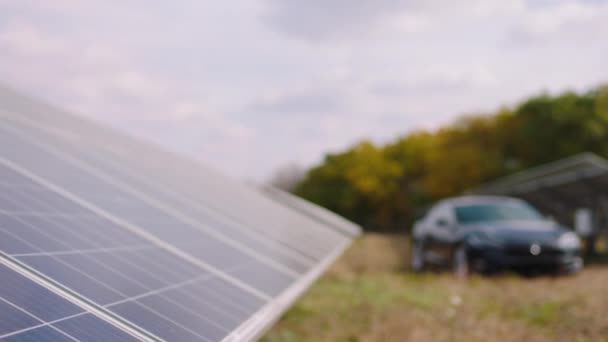 Concept d'énergie renouvelable dans les centrales solaires prenant la vidéo des batteries photovoltaïques et de la voiture électrique — Video