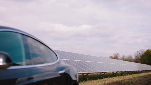 Att ta video stor av en elbil och solceller batterier i gröna kraftverket konceptet framtida förnybar energi — Stockvideo