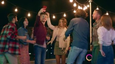 Terasın çatısında selfie zamanı. Bir grup arkadaş parti yaparken hatırlamak için birkaç fotoğraf çekiyor.