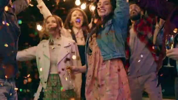 Stor födelsedagsfest på taket av terrassen damer och killar mycket karismatisk dans genom mousserande konfetti — Stockvideo