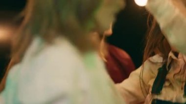 Karizmatik, güzel bayanlar ve erkekler terasın çatısındaki partide harika vakit geçiriyorlar. Dans ediyorlar ve birlikte vakit geçiriyorlar.