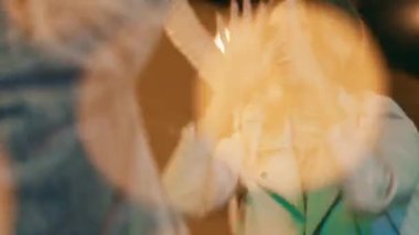 Güzel bayanlar ve karizmatik erkekler partide harika vakit geçiriyorlar. Dans ediyorlar ve terasın çatısında mutlu hissediyorlar.