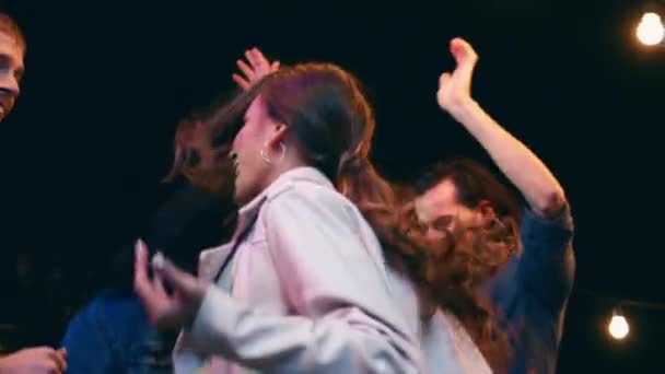 Incroyable dame à la recherche et ses amis danser et profiter de la nuit ensemble à la fête sur le toit de la terrasse — Video