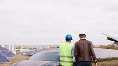 Yeşil enerji kavramı ve güneş panellerinde yürüyen gelecek kavramı. Elektrik santrali. Bir ekoloji mühendisi ve endüstriyel tamirci.
