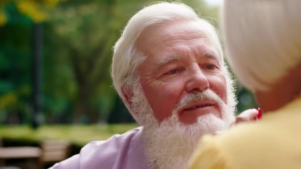 Hombre viejo bien parecido con una gran sonrisa y su esposa tienen un momento romántico en el café que mira a su esposa con pasión y sentirse tan emocionado — Vídeos de Stock