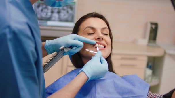 Καταπληκτική ώριμη γυναίκα έχουν μια επίσκεψη σε μια σύγχρονη οδοντιατρική κλινική ο γιατρός ελέγχει τη λεύκανση των δοντιών — Αρχείο Βίντεο