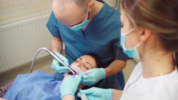 Close-up para a câmera mulher bonita fazer um exame oral no dentista, conceito de cuidados bucais e tratamento dos dentes — Vídeo de Stock