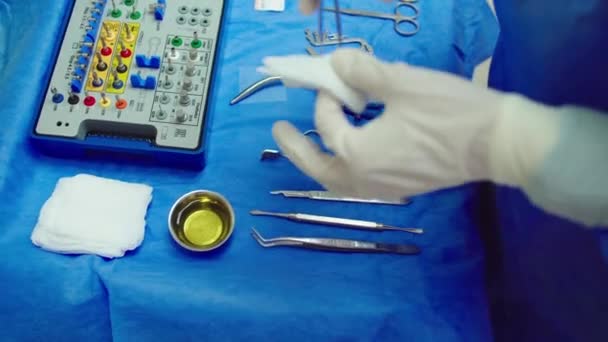 Σε ένα χειρουργικό δωμάτιο ο γιατρός να λάβει κάποια εργαλεία για να ξεκινήσει η χειρουργική επέμβαση λαμβάνοντας βίντεο από την κορυφή — Αρχείο Βίντεο
