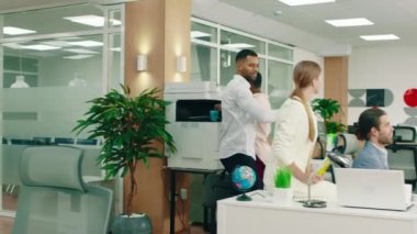 Evrak çantalı yakışıklı siyah bir adam sabah bir ofis toplantısına giriyor ve herkesle tokalaşıyor.