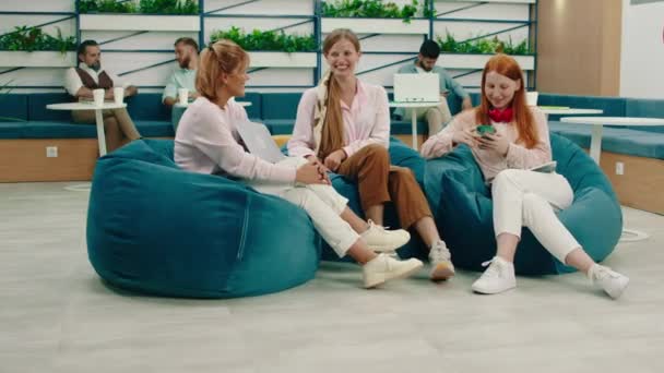 Drei gut aussehende, geschäftstüchtige Damen, die sich sehr glücklich und aufgeregt über ihre Arbeit unterhalten. 4k — Stockvideo