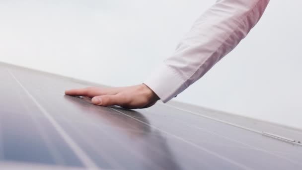 Blízko fotoaparátu moderní solární panely farmaření průmyslový mechanik dotýkání solárních panelů na kontrolu provozu slunce a čistoty fotovoltaických solárních baterií — Stock video