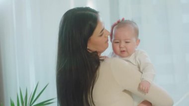 Genç anne bebeği kucağında tutarken sabahları annesiyle hız yapan tatlı ve güzel bir kız. ARRI Alexa Mini 'de çekilen.