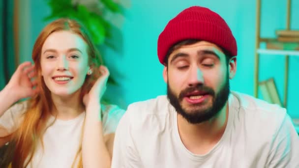 Temps amusant pour un beau couple avec un grand sourire, ils ont une conversation devant la caméra tout en ayant un flux en ligne pour un compte de médias sociaux — Video