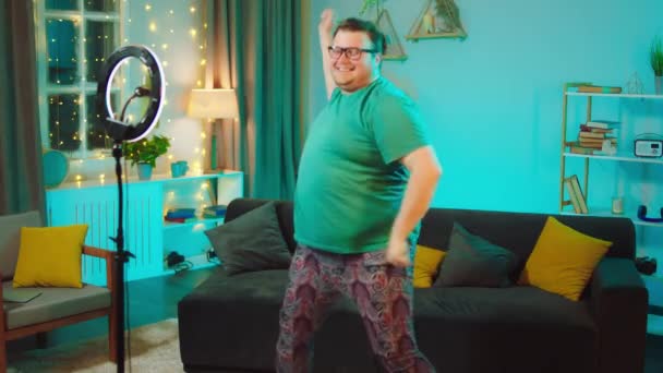 Übergewichtiger Typ tanzt lustig vor dem Smartphone, das er für sein Social-Media-Konto aufnimmt — Stockvideo