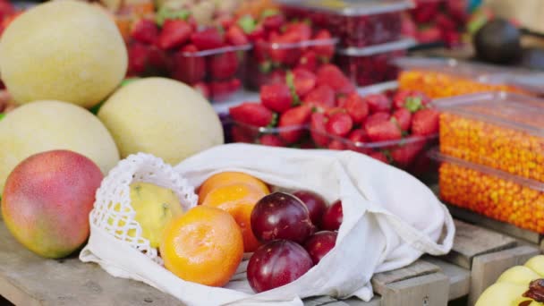 Dans le magasin de légumes écologiques prendre la vidéo d'une culture de fruits frais concept de récolte d'aliments biologiques. 4k — Video