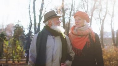 Çekici ve mutlu yaşlı bir çift parkta romantik vakit geçirir. Kameranın önünde yürür, birlikte tartışır ve hayatın tadını çıkarırlar.