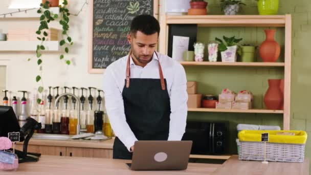 Concept van kleine bedrijven mooie jonge dame barista met gember haar poseren voor de camera in de coffeeshop — Stockvideo
