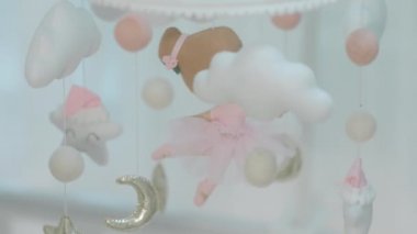 Kameranın önünde oynayan sevimli pembe bebek karyolası ve karyola oyuncaklarının video detaylarını alıyorum. ARRI Alexa Mini 'de çekilen.