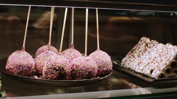Nahaufnahme mit der Kamera im Bäckereicafé, die frische Desserts aus dem Kühlschrankkonzept des Kleinunternehmens und Unternehmers einfängt — Stockvideo