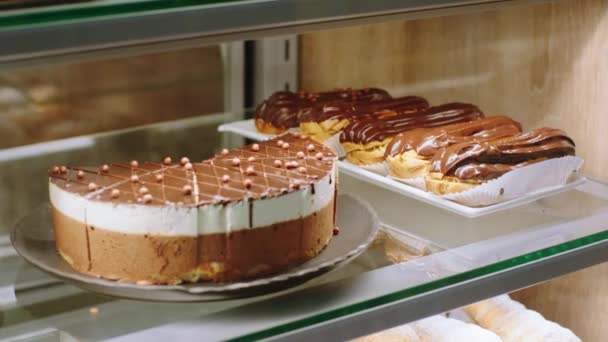 Close-up para a câmera no café da padaria fazendo vídeo de um saboroso desertos da geladeira vitrine — Vídeo de Stock
