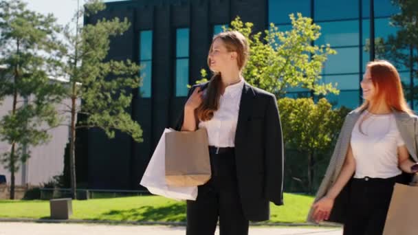 Bâtiment d'architecture moderne marchant devant la caméra groupe de femmes après avoir fait du shopping réunion tous ensemble à marcher dans la rue, ils sont excités et heureux après avoir fait du shopping — Video