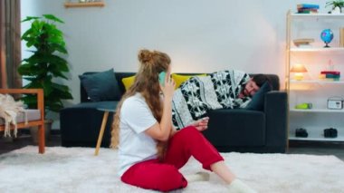 Odada güzel bir kadın telefonda konuşuyor. Termometreyi tutarken endişeli görünüyor. Arkasından da battaniyeye sarılmış bir adam hasta görünüyor.