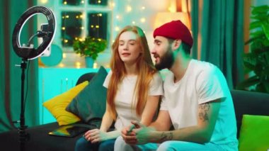 Güzel bir bayan ve genç karizmatik bir adam eğleniyor. Anın tadını çıkarırken tüm sosyal medya hesapları için akıllı telefon ve ışık halkası önünde canlı yayın yapıyorlar.