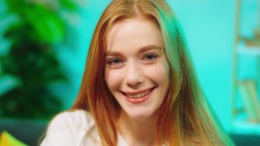 Kameraya yakın büyük gülümseyen bir bayanla mutlu bir şekilde dik dik bakarken çok heyecanlı görünüyor.