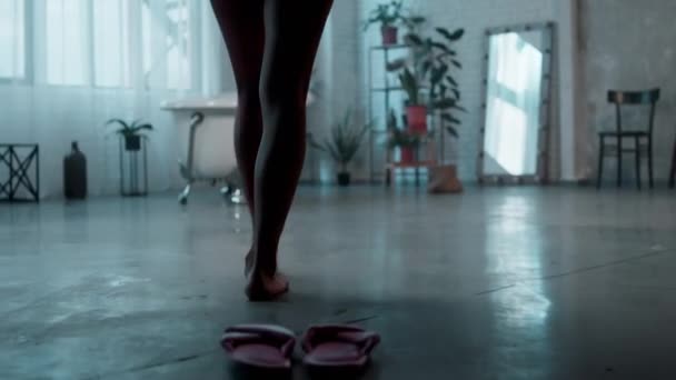 56 Woman undressing shower 스톡 비디오, 로열티-프리 Woman undressing shower 푸티지 | Depositphotos®