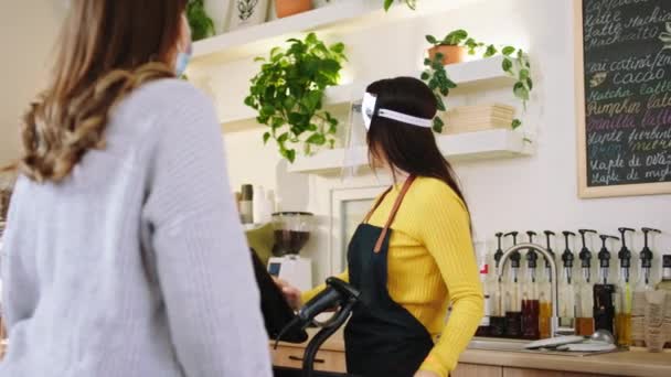V kavárně úžasné barista žena vyzvednout objednávky od zákazníka všechny věci a zákazník nosí ochrannou masku v pandemii coronavirus — Stock video