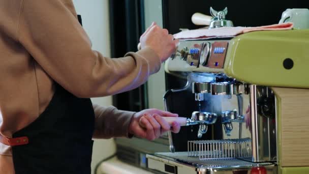 У кав'ярні бариста ретельно миє частини кавоварки гарячою водою — стокове відео