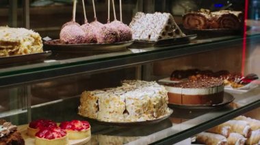 Kahve barındaki yemek ve restoran kavramı vitrinden taze ve lezzetli bir çöl görüntüsü alıyor.