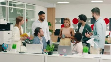 Modern bir iş merkezinde çalışan iyi görünümlü ofis çalışanları ve yöneticiler sabah bir toplantı yapar ve bazı görev listelerini tartışırlar.